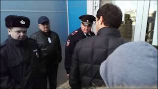 ПОЛИЦИЯ ЗАДЕРЖИВАЕТ КАВКАЗЦЕВ, ЗАХВАТИВШИХ АВТОСАЛОН В ТОЛЬЯТТИ