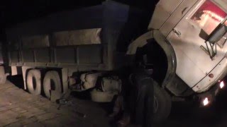 РУССКИЙ ГРУЗОВОЙ КАМАЗ сломался.РЕМОНТ в поле.Ночь...