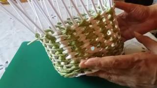 Плетение из газетных трубочек. Новая корзиночка:))