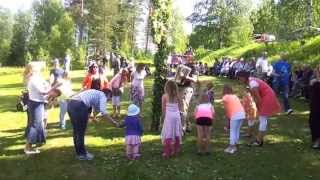 Dans runt midsommarstång i Månsbyn, Kalix 2013