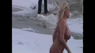 Анна Семенович в купальнике