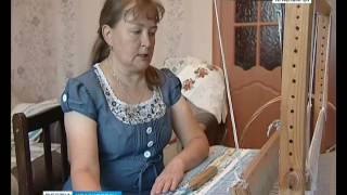 Мастерица из Красноярка ткёт коврики на самодельном станке