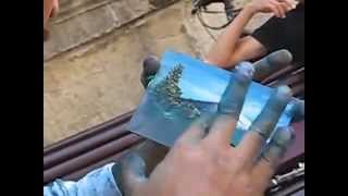 Художник рисует картинки на стекле за 30 сек