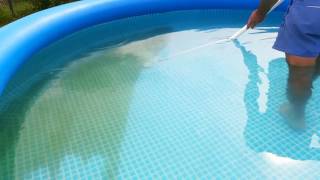 Как почистить бассейн, не сливая воду. Водный пылесос