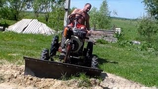 Разравнивание песка минитрактором