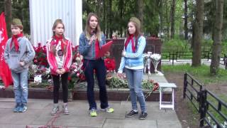 Девочка читает стихи Анны Ахматовой