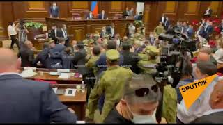 Депутаты парламента Армении бросают бутылки друг в друга