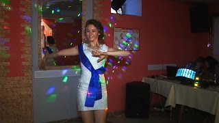 Свидетельница зажигает на свадьбе. | Contrast Studio.
