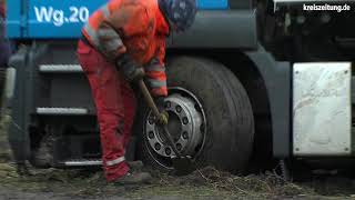 Unfall eines Müllwagens auf der B61