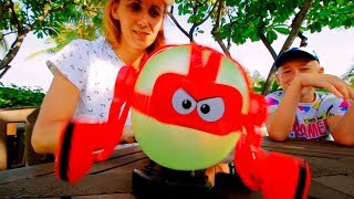 Детки и родители Битва Взрывных Ботов Смешной ЧЕЛЛЕНДЖ BALLOON BOT BATTLE for kids Мы Семья
