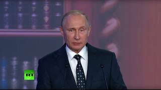 Владимир Путин награждает лауреатов премии РГО