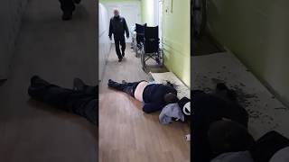 Пьяный мужчина справляет нужду на глазах у детей в больнице Твери