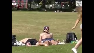 Mujer provocativa pasa entre puros hombres y pasa esto