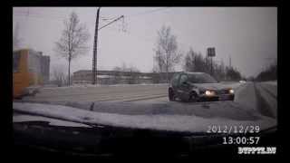 Школьный автобус столкнулся с легковым автомобилем