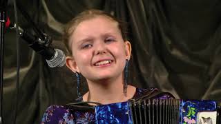Динара Вдовина с песней "Вы любите гармонь!"