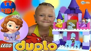 Принцесса София Дисней Лего Дупло. Ярослава играет в конструктор Lego Duplo Sofia's Royal Castle
