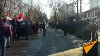 Задержание Текебаева — что происходит прямо сейчас у здания ГКНБ