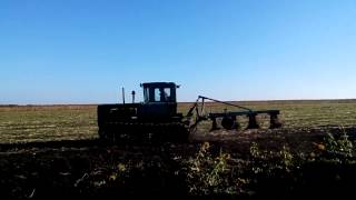 DT 75 B and PLN-4-35. Autumn ploughing of the soil. ДТ 75Б и ПЛН-4-35