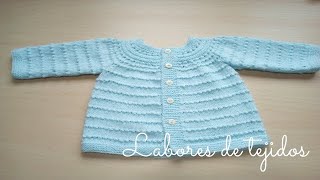 Jersey o chaqueta para bebé en dos agujas. Completo