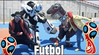 Maskarin y Manito juegan futbol / Jugando futbol