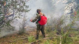 Работа сводного отряда ВВО по тушению лесного пожара в районе села Бясь-Кюель в Якутии