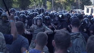 Сутички між правоохоронцями та протестувальниками під готелем «Київ»