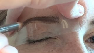 comment se maquiller les sourcils avec un pochoir