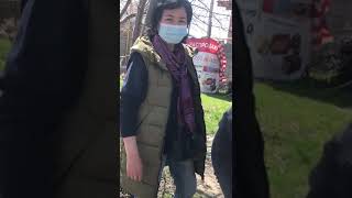 В Бишкеке на участке 1309 член УИК подсказывает избирателю какой выбор сделать