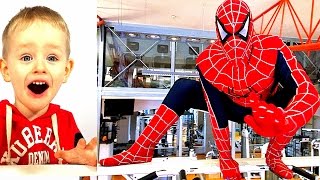 СУПЕРГЕРОИ качаются в Фитнес Клубе! :) Бэтмен и Супермен, Спайдермен на тренировке.