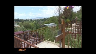 На центральном кладбище Сочи выросли горы мусора