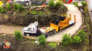 MEGA RC TRUCK transport CAT Buldozer!  RC WORLD Construction site!
