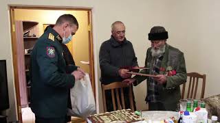 Поздравление ветерана ВОВ со 100-летним юбилеем военнослужащими ЮВО