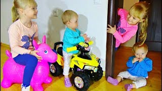 НОВЫЕ ИГРУШКИ для Маргариты Как дети делят квадроцикл Лера на ослике прыгуне