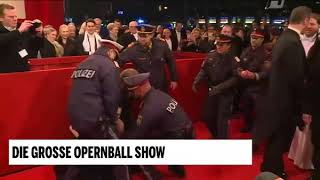 Активистка Femen оголилась на Венском балу перед Порошенко