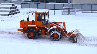 Бульдозер Убирает Снег. Зимние Футажи. Уборка Снега