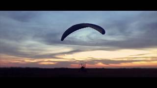 Paramoteur au coucher de soleil au-dessus de Port-des-Barques