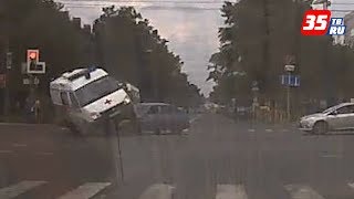Автомобиль Скорой медпомощи едва не перевернулся в результате ДТП в Череповце