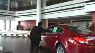 ИСТЕРИКА ДЕВУШКИ В АВТОСАЛОНЕ