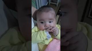 Малыш громко сосёт свой пальчик