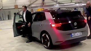 Илон Маск протестировал главного конкурента Model 3