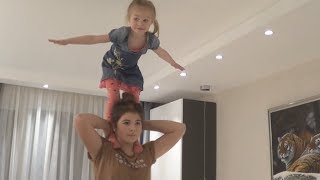 Акробатика Маленькая девочка Видео для детей Детский канал