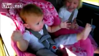 Baby tanzt zu Gangnam Style (So weckt man kleine Kinder auf)