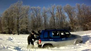 Mitsubishi Pajero Pinin прорубается по снежному полю