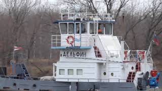 Набережная, речные суда: катер, баржа, буксир и кран на Москва-реке