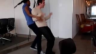 негритянка поднимает белого мужчину  Girl Lift and Carry