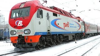 Поезд пассажирский пропускает встречный, остановка на станции, электровоз ЭП2К-005