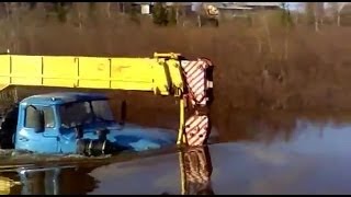 Truck Ural-4320 mobile crane runs deep ford | Автокран Урал-4320 по глубокому броду