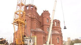 На звонницу собора Александра Невского водрузили главные колокола