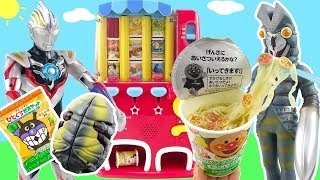 奧特曼吃泡麵零食買奧特膠囊奧特蛋 ultraman eating noodles and ultraman eggs and capsules