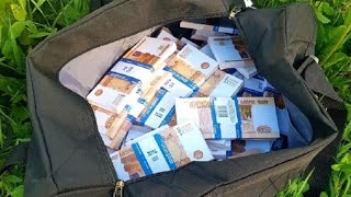 Парень из бедной семьи нашел сумку с деньгами